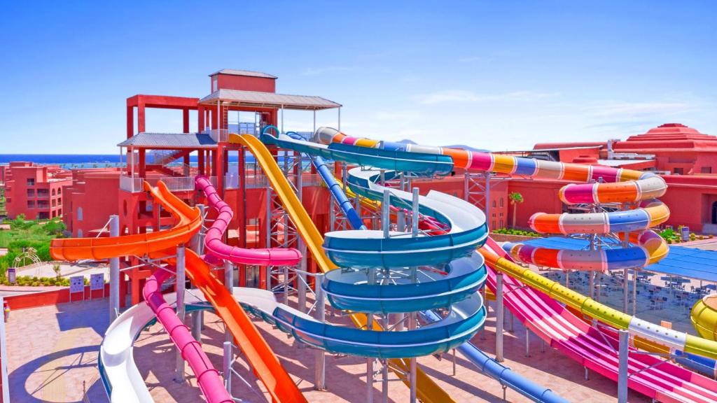 Ūdens slidkalniņi pie Pickalbatros Laguna Vista Beach