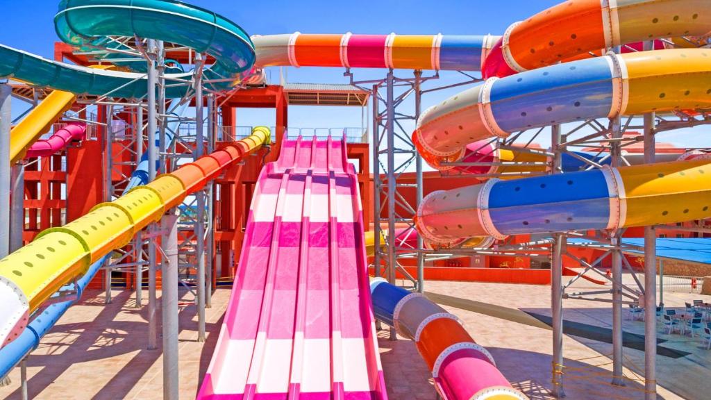 Aizraujoši ūdens slidkalniņi pie hotelis Pickalbatros Laguna Vista Beach.