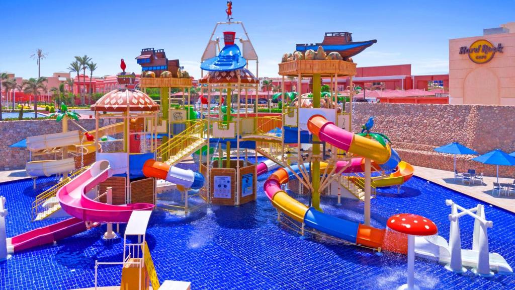 Bērnu ūdens parks ar slidkalniņiem pie viesnīcas Pickalbatros Laguna Vista Beach.