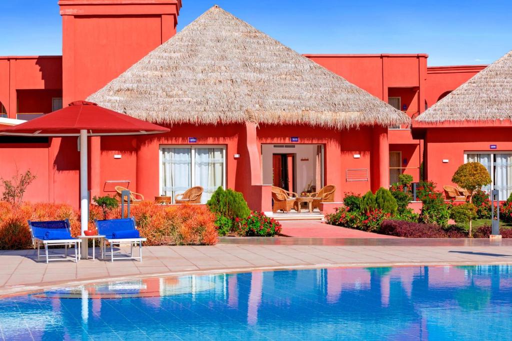 Šī viesnīca Pickalbatros Laguna Vista Beach ar pievilcīgām bungalo pie baseina.