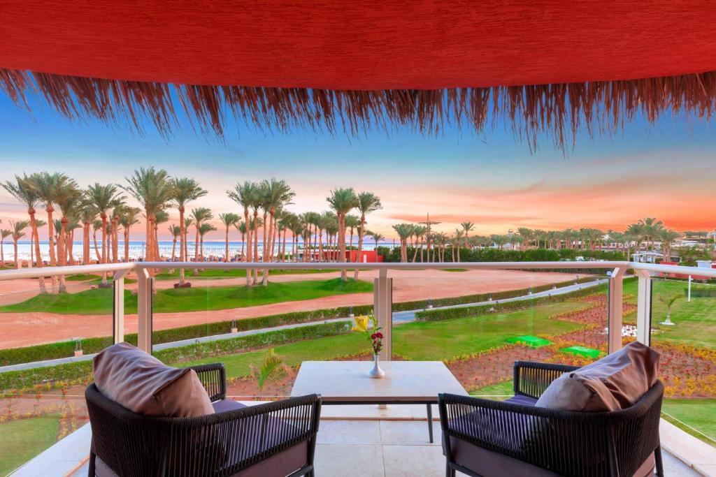 Skats no terases uz palmām pie Pickalbatros Laguna Vista Beach