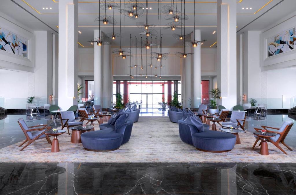 Moderns viesnīcas Pickalbatros Laguna Vista Beach vestibilis ar elegantiem krēsliem