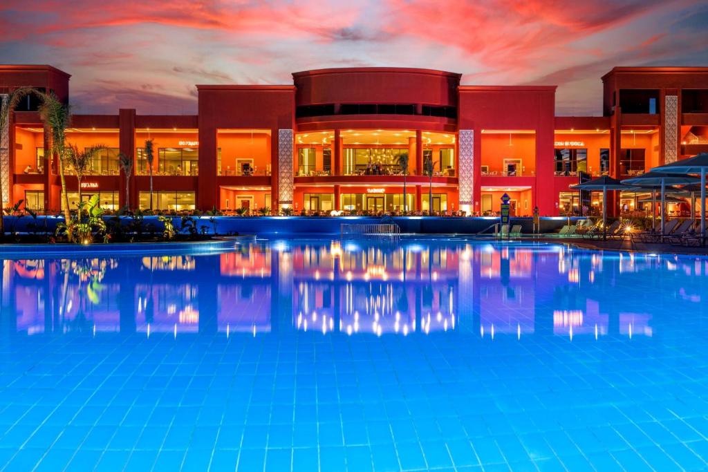 Pickalbatros Laguna Vista Beach viesnīca pie baseina saulainā vakarā