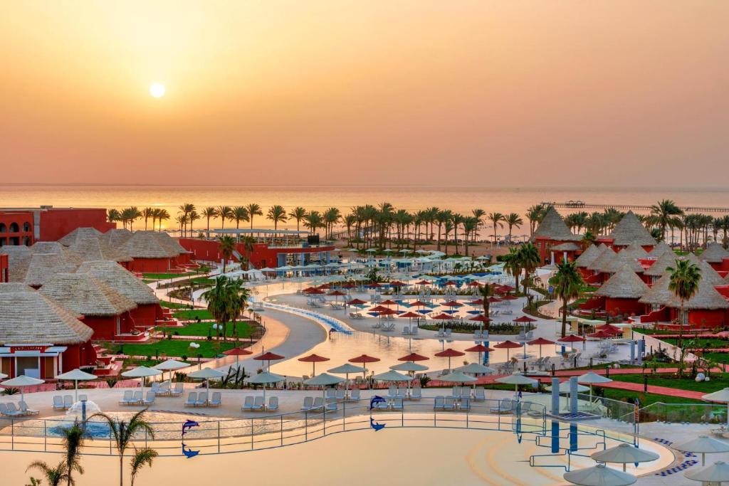 Saulrieta skats uz Pickalbatros Laguna Vista Beach piekrasti un baseinu.