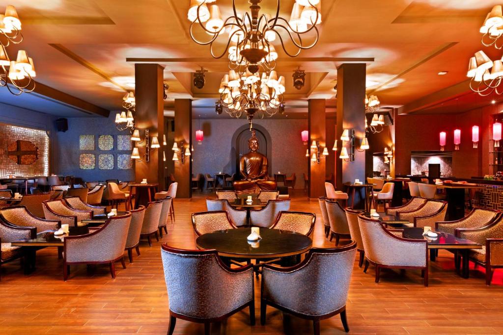 Elegants restorāns ar siltu apgaismojumu viesnīcā Pickalbatros Laguna Vista Beach.