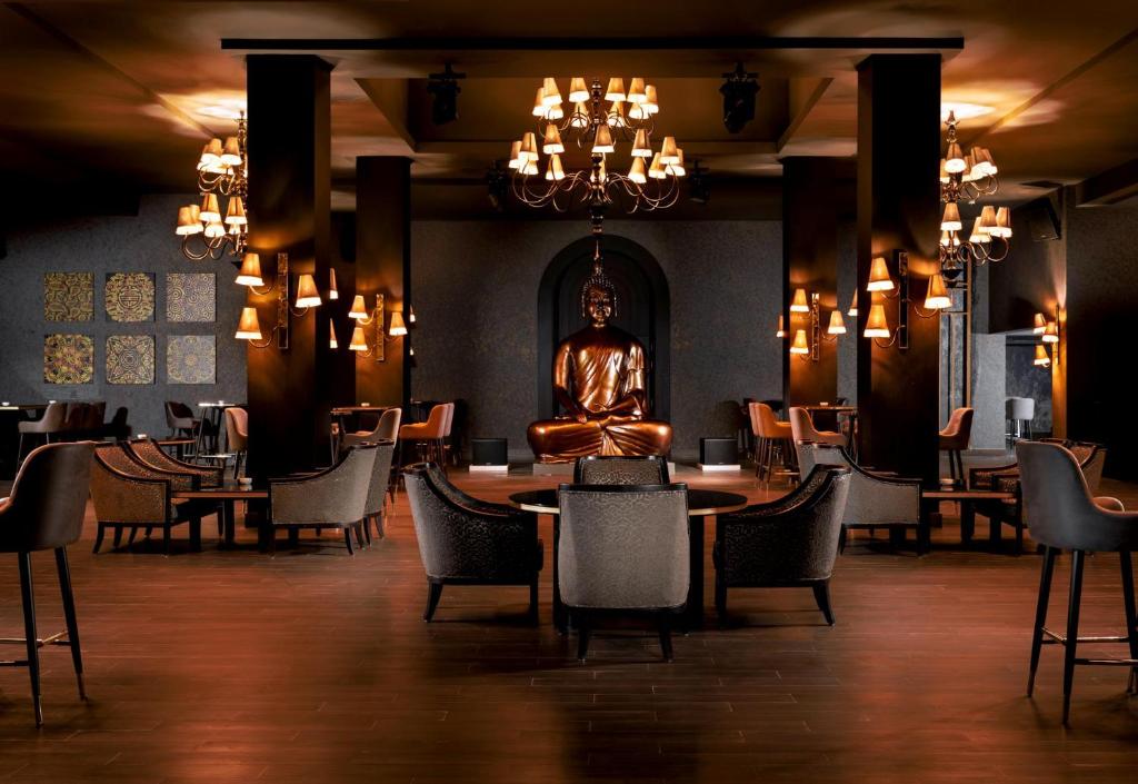 Eleganta bāra atmosfēra ar Budas statuju, Pickalbatros Laguna Vista Beach