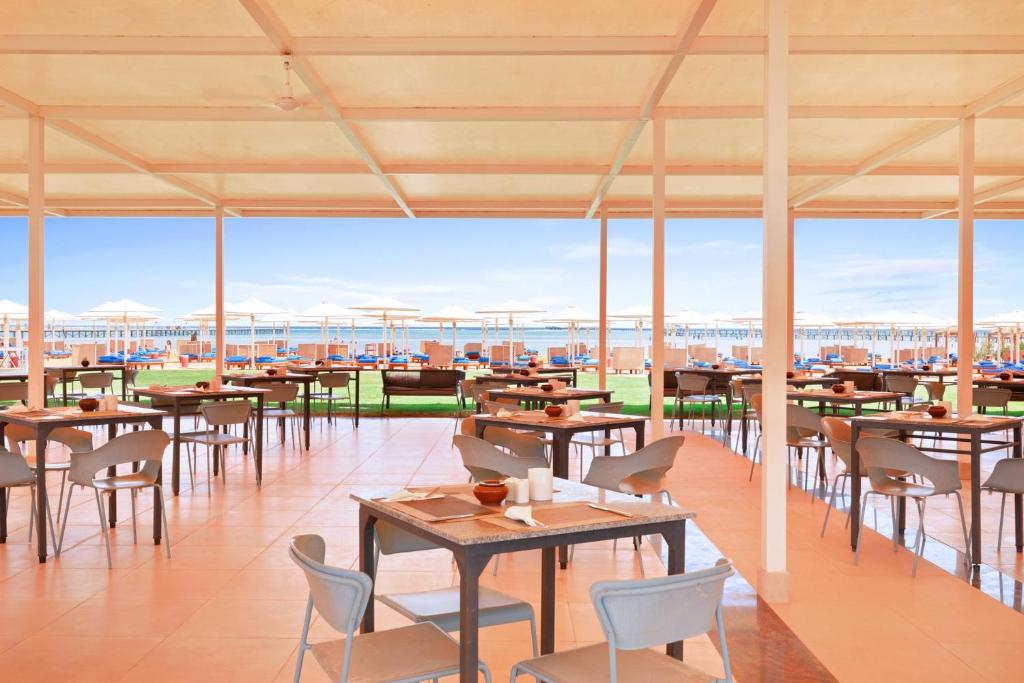 Restorāns piekrastē ar modernām mēbelēm un skatu uz jūru, Pickalbatros Laguna Vista Beach