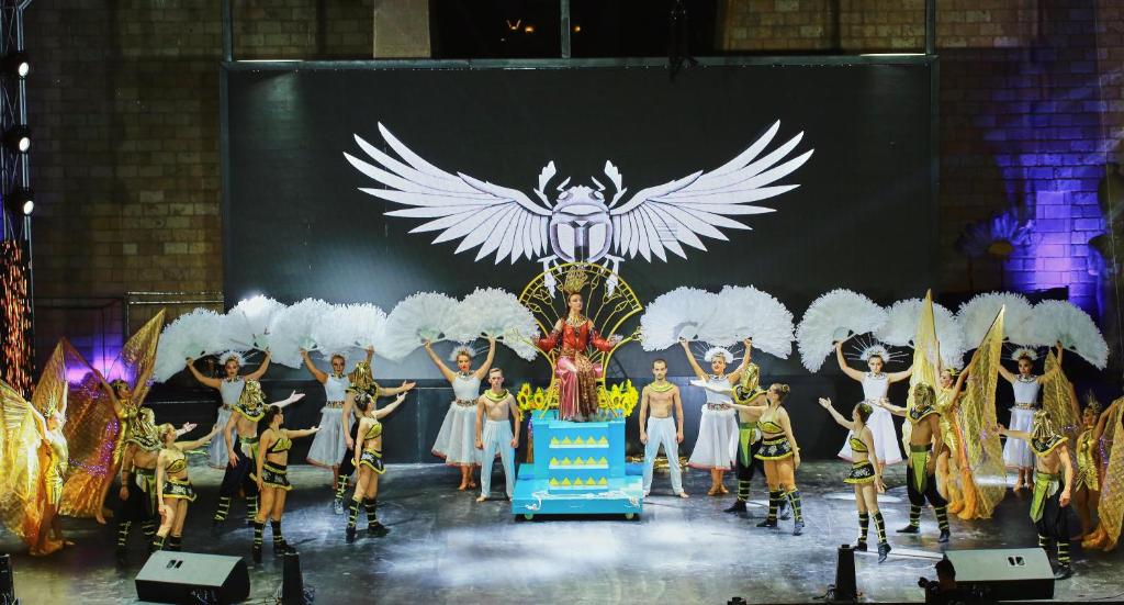 Šovs pie Pickalbatros Laguna Vista Beach ar krāšņiem dejotājiem.