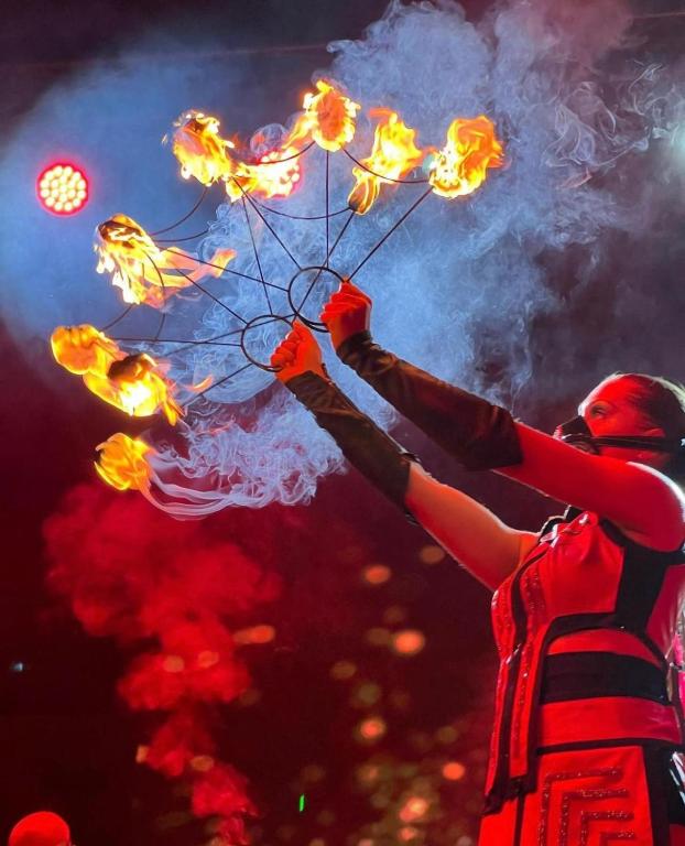 Uguns izrāde ar mākslinieci, kas demonstrē prasmes pie Pickalbatros Laguna Vista Beach