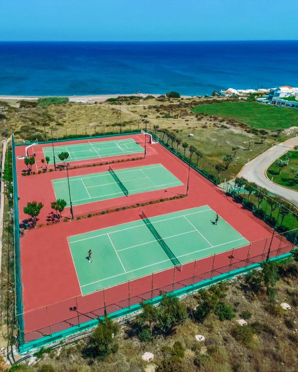Tenisa korti pie Atrium Prestige Thalasso Spa Resort & Villas ar skatu uz jūru.
