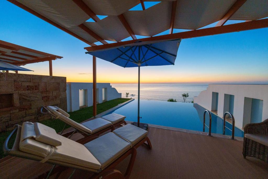 Terase ar skatu uz jūru pie Atrium Prestige Thalasso Spa Resort & Villas