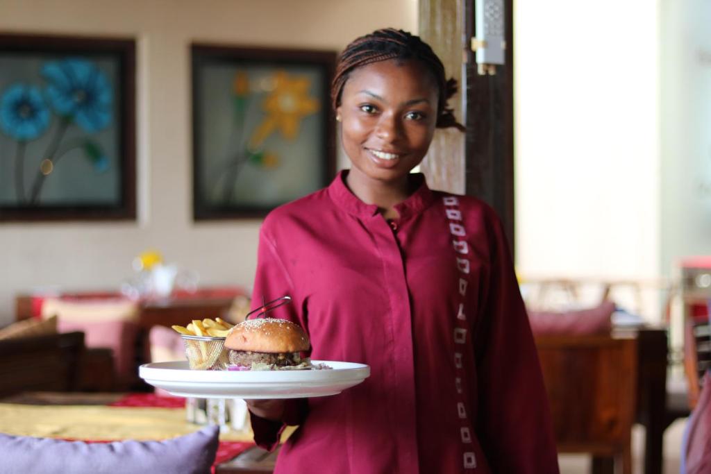 Viesmīle ar burgeru Essque Zalu Zanzibar restorānā