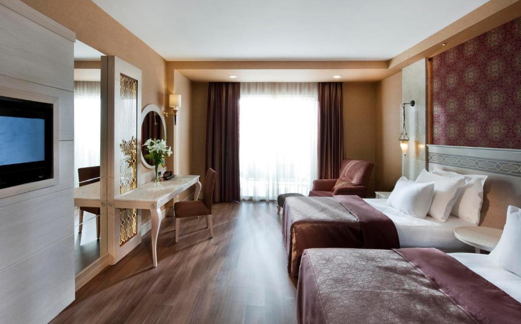 Gural Premier Tekirova modernais numurs ar divām gultām un elegantu dizainu.