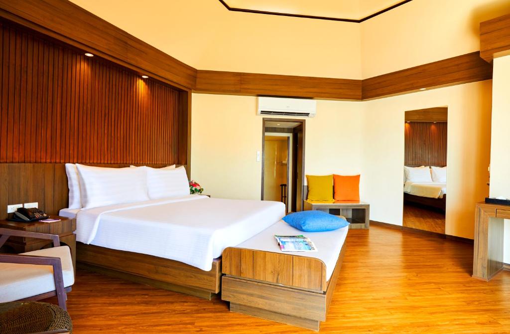 Mūsdienīga guļamistaba ar koka akcentiem, plašu gultu un ērtu atpūtas stūri. Telpa ir gaiša un viesmīlīga, ar minimālistisku dizainu un siltām krāsām.