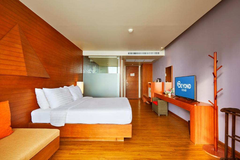 Mūsdienīgs viesnīcas numurs ar koka apdari, plašu gultu, televizoru un atpūtas zonu. Interjers apvieno siltas krāsas un modernus elementus, radot mājīgu atmosfēru.