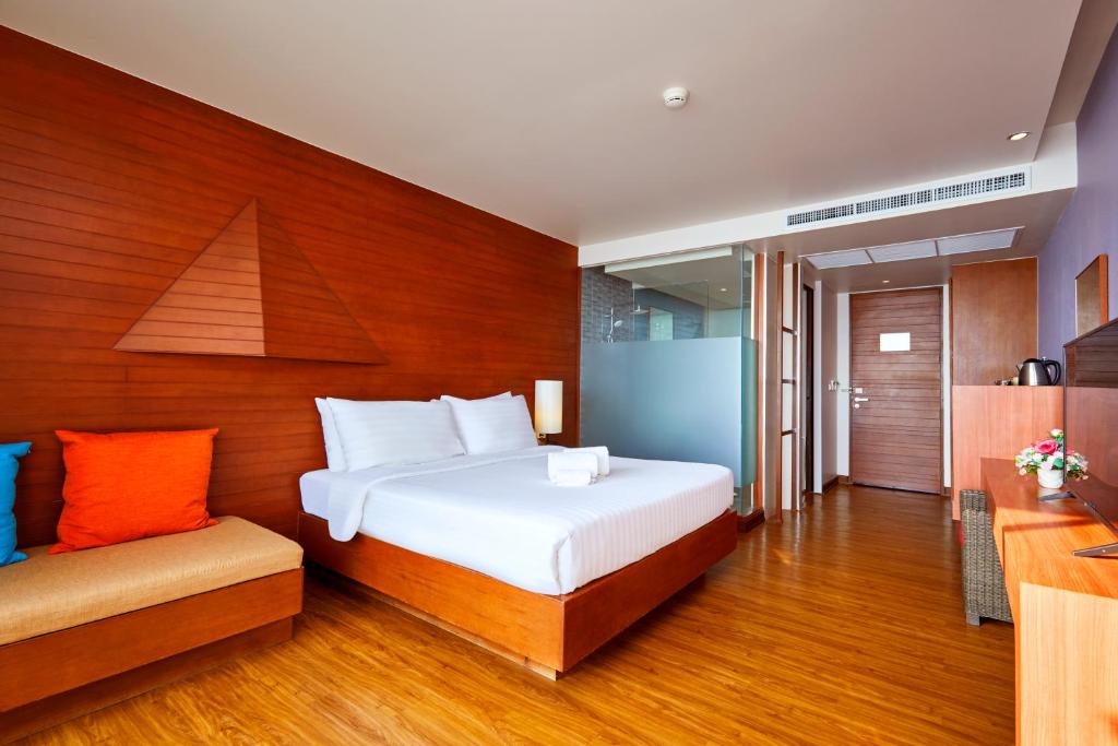 Mūsdienīgs viesnīcas numurs ar koka apdari, ērtu gultu un spilveniem, kā arī atpūtas stūrīti ar dīvānu un spilveniem. Numurā ir gaiša atmosfēra un elegants dizains.