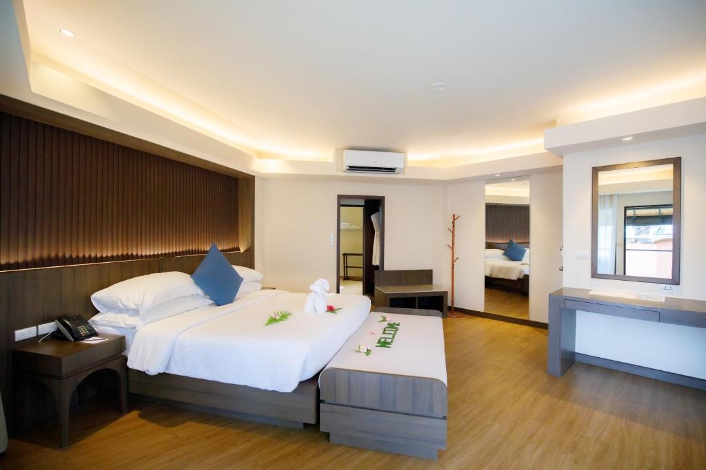 Mūsdienīgs viesnīcas numurs ar divguļamo gultu, koka grīdām un dabīgiem apgaismojumiem, kas rada mājīgu atmosfēru. Interjerā ir moderni mēbeles un spogulis, kas paplašina telpu.