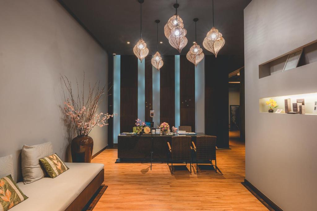 Mūsdienīgs un elegants interjers ar siltu apgaismojumu, koka grīdu un dekoratīvām puķēm, radot patīkamu atmosfēru. Ideāla telpa relaksācijai un viesu uzņemšanai.