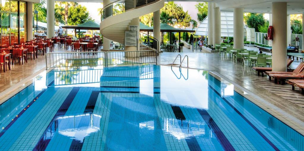 Peldbaseins L'ancora Beach Hotel ar ēdināšanas zonu piekrastē.