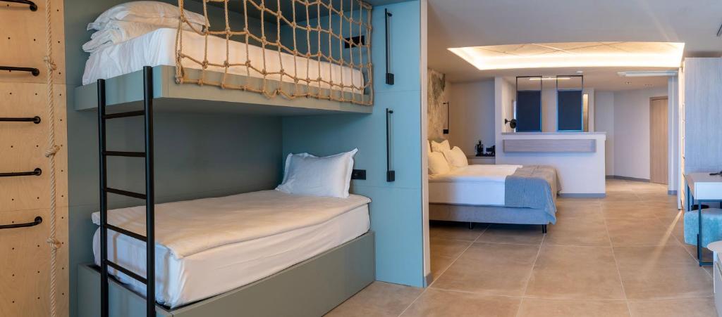 Mūsdienīgs viesnīcas numurs ar diviem stāviem gultām un atsevišķu guļamistabu, dekorēts neitrālos toņos. Telpa ir gaiša un plaša, ar modernu dizainu un ērtībām.