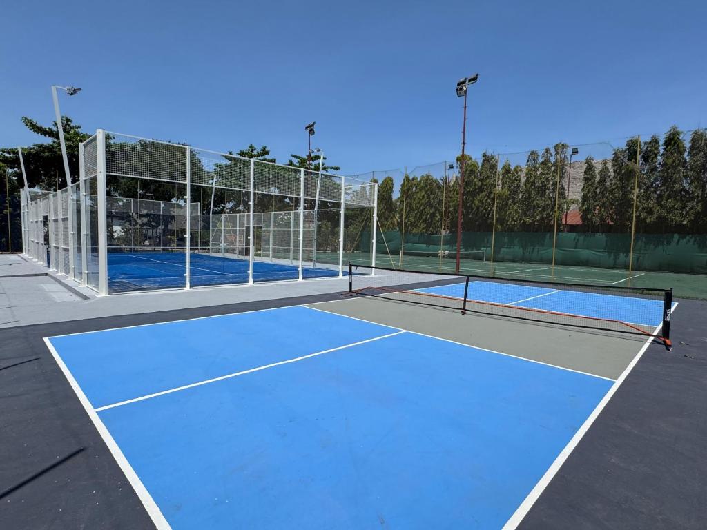 VOI Kiwengwa Beach tenisa laukums ar tīru zilu segumu.