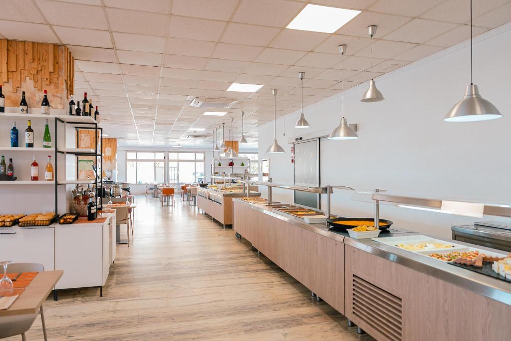 Mūsdienīga pašapkalpošanās ēdnīca ar koka akcentiem un plašu ēdienu izvēli, kas izvietota uz garām galdiem. Gaisīga un estētiska vide, kas aicina apmeklētājus baudīt maltītes.
