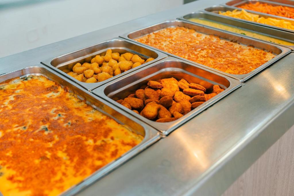 Dažādu ēdienu bufete ar krēmīgu zupu, fritētiem ēdieniem un ceptiem kartupeļiem. Ideāli piemērota gardēžiem, kas meklē dažādību.