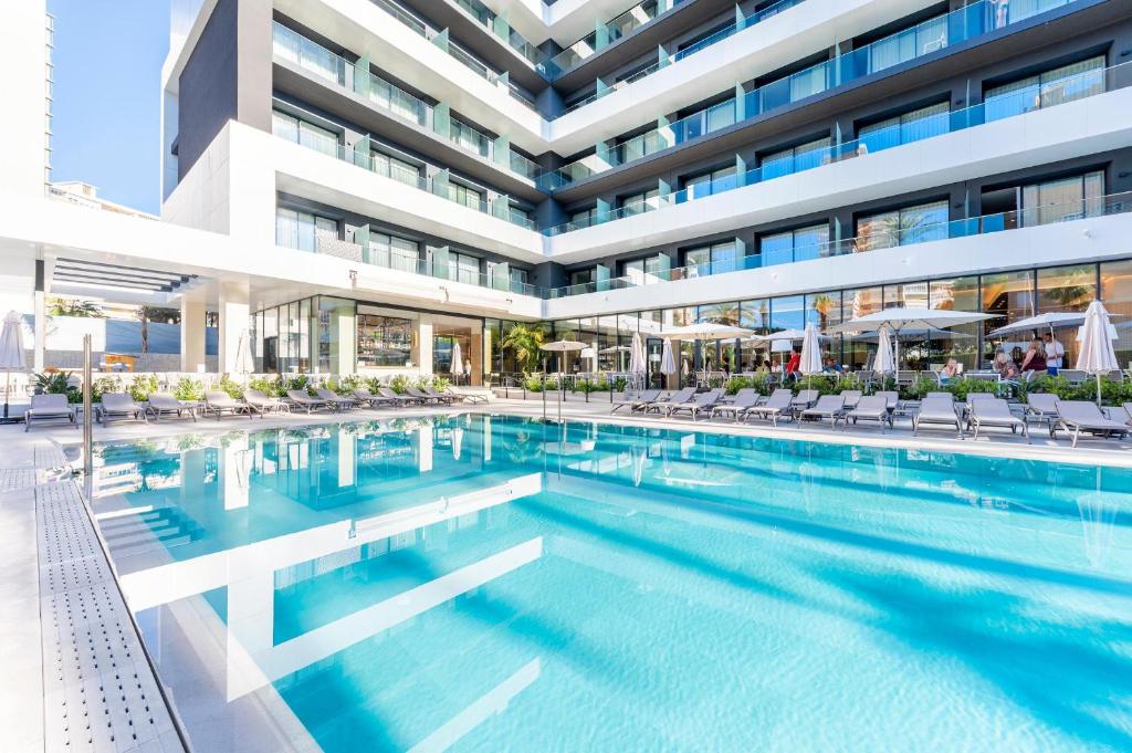 Mūsdienīga viesnīca ar baseinu un sauļošanās krēsliem, kas apņem gleznainu peldvietu. Apburoša arhitektūra un plašas terases nodrošina relaksējošu atmosfēru.