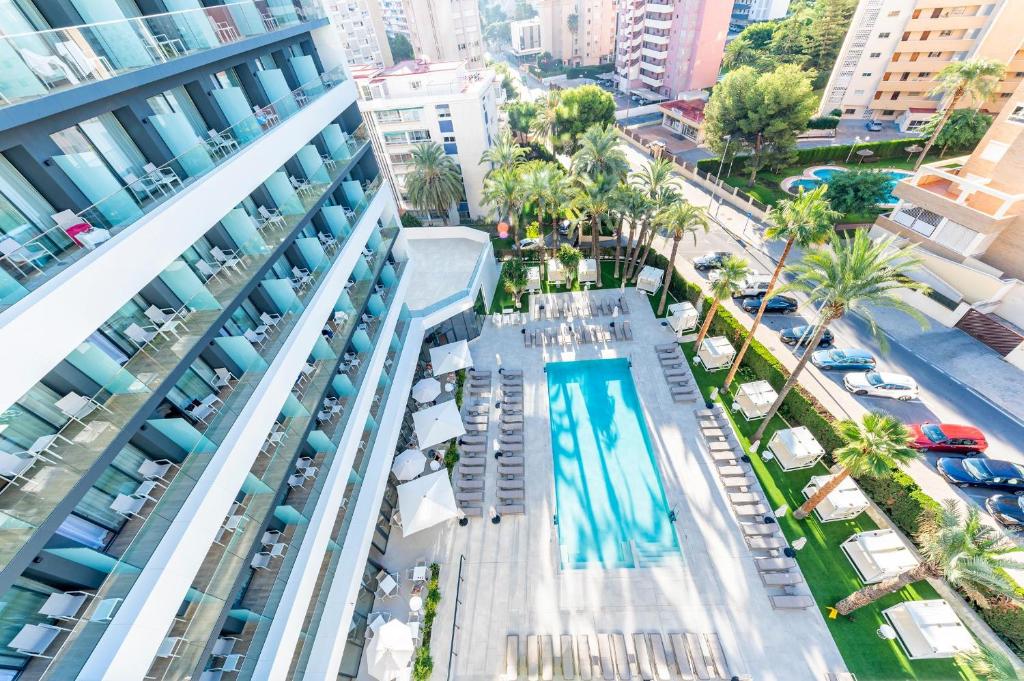 Mūsdienīgs viesnīcas komplekss ar baseinu un palmām, kas atrodas pilsētas centrā. Ideāla vieta relaksācijai un atpūtai.