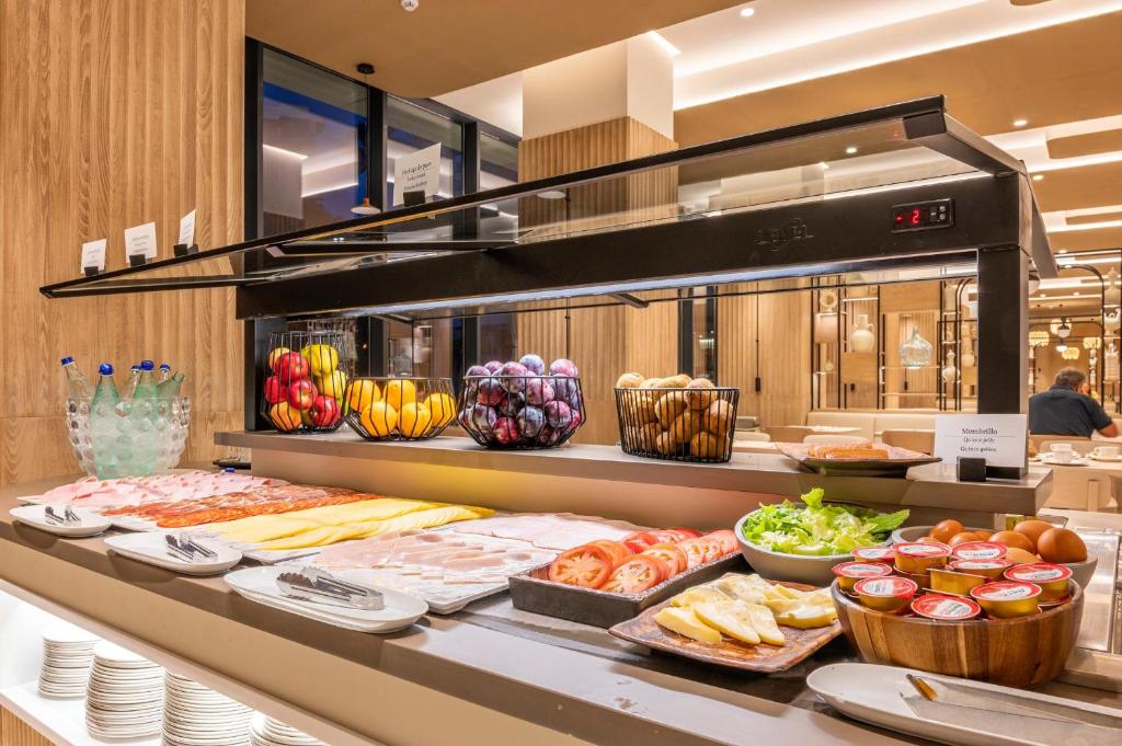 Bagātīgs brokastu bufete ar augļiem, dārzeņiem, desām, sieriem un citiem gardumiem. Ideāli piemērota viesnīcu viesiem, kuri meklē daudzveidīgas brokastu iespējas.