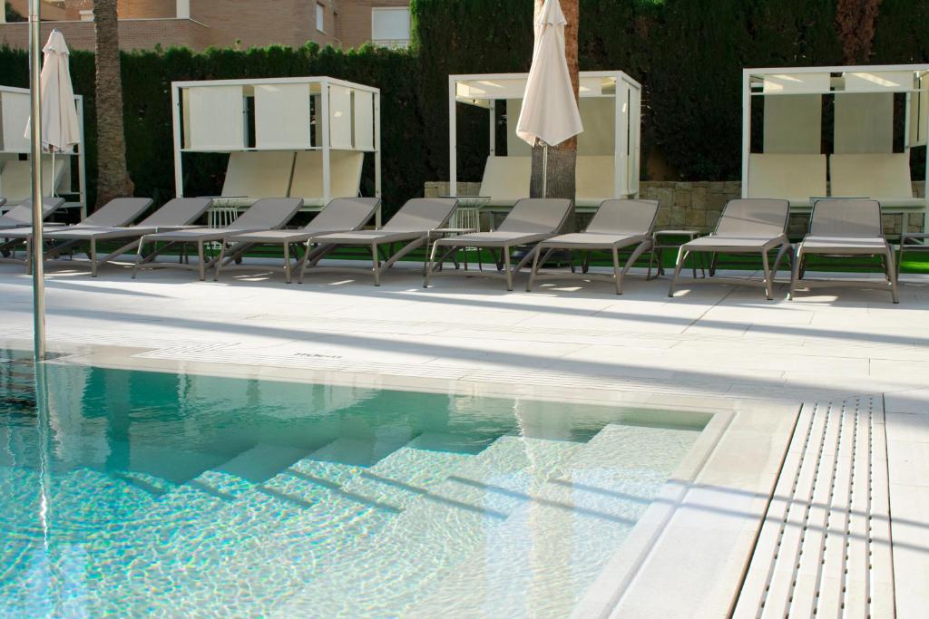 Baseins ar saulessargiem un guļamkrēsliem, apzaļumota teritorija un mūsdienīga arhitektūra. Ideāla vieta relaksācijai un atpūtai.