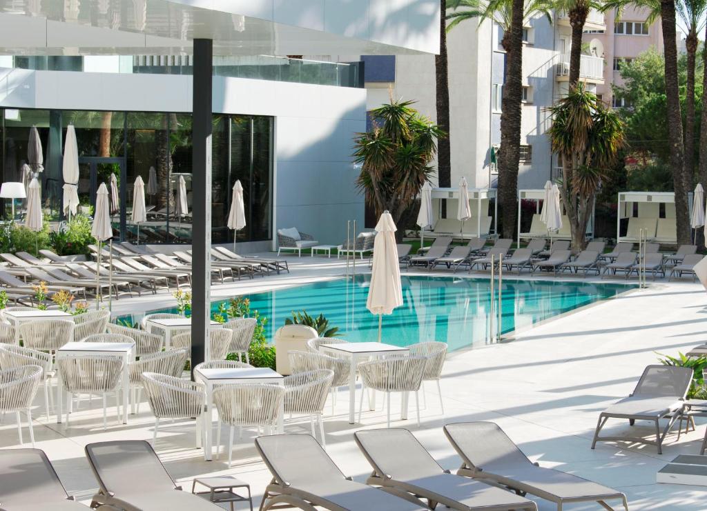 Mūsdienīgs baseins ar saulessargiem un guļamkrēsliem, apkārt zaļām palmām un ziediem, piedāvā relaksācijas vietu. Ideāls atpūtai un saulē.