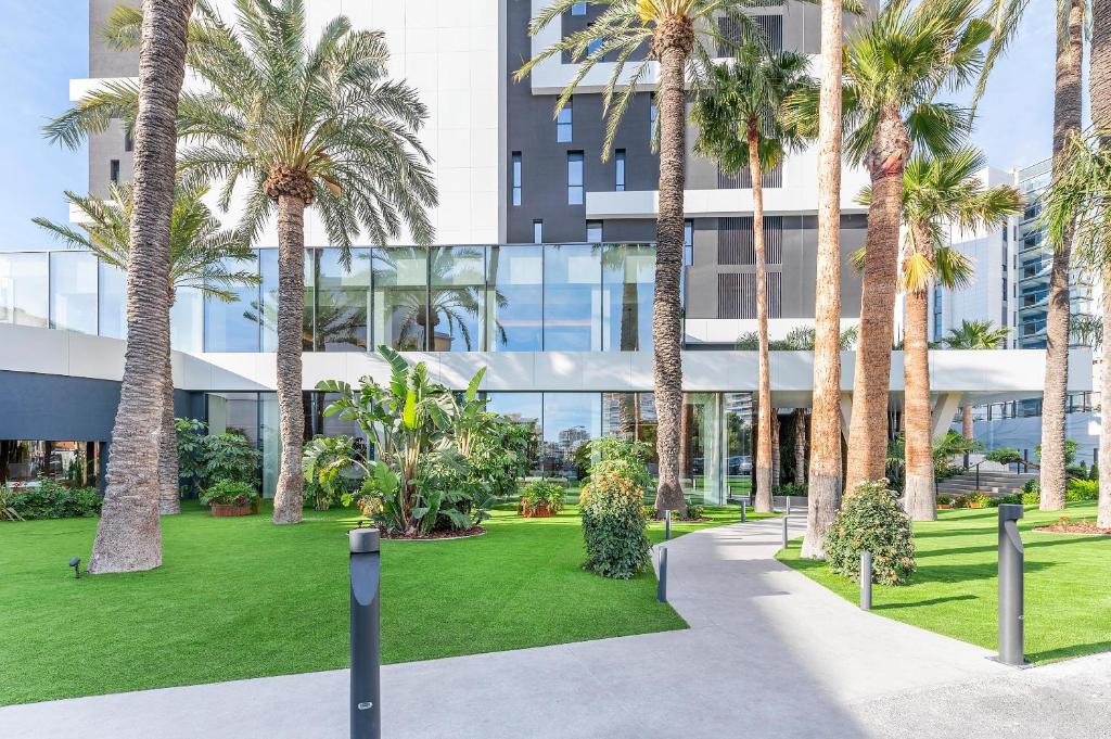 Mūsdienīgs ēku komplekss ar plašu stikla fasādi un palmām, kas ieskauj zaļu zālienu. Apzaļumotā teritorija piedāvā patīkamu vidi atpūtai un socializēšanai.