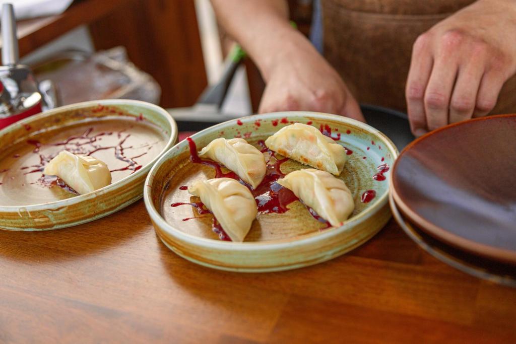 Gatavotas uzkodas tiek pasniegtas uz keramikas šķīvjiem, ar dekoratīvu mērci. Rūpīgi izstrādātas un sakārtotas uzkodas rada pievilcīgu un garšīgu izskatu.