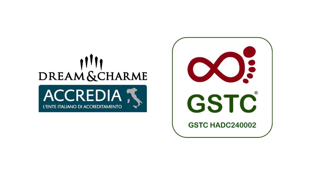 DREAM&CHARME un ACCREDIA logotipi, kas attēlo itāļu akreditācijas iestādi, kopā ar GSTC zīmolu un sertifikācijas numuru.