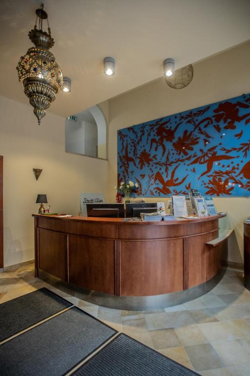 Recepcija ar modernu dizainu, dekorēta ar krāsainu mākslas darbu un izsmalcinātu lampu, piedāvā viesmīlīgu atmosfēru.