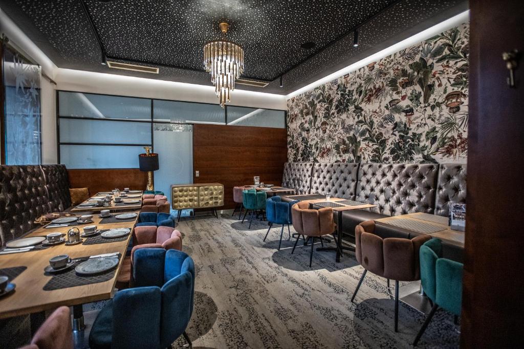 Mūsdienīgs restorāns ar elegantu interjeru, iekārtots ar dīvāniem un krēsliem dažādās krāsās, kā arī apgaismojumu ar kristāliem. Sienas rotā grezna tapete ar augu un dzīvnieku motīviem.