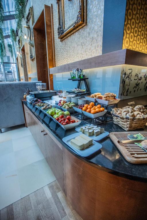 Bufete ar svaigiem augļiem, maizēm un dažādām uzkodām eleganti iekārtotā vidē. Ideāli piemērots brokastīm vai uzkodām.