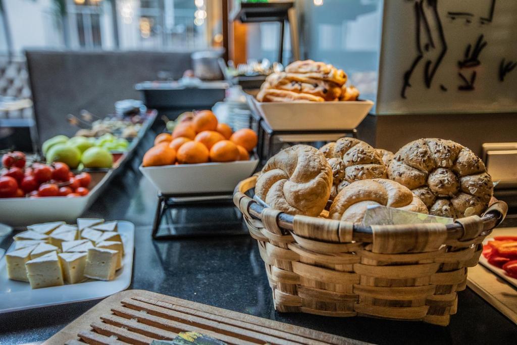 Brokastu bufete ar dažādiem maizes izstrādājumiem, augļiem un sieru. Pievilcīgs un daudzveidīgs ēdienu klāsts, kas piemērots veselīgām brokastīm.