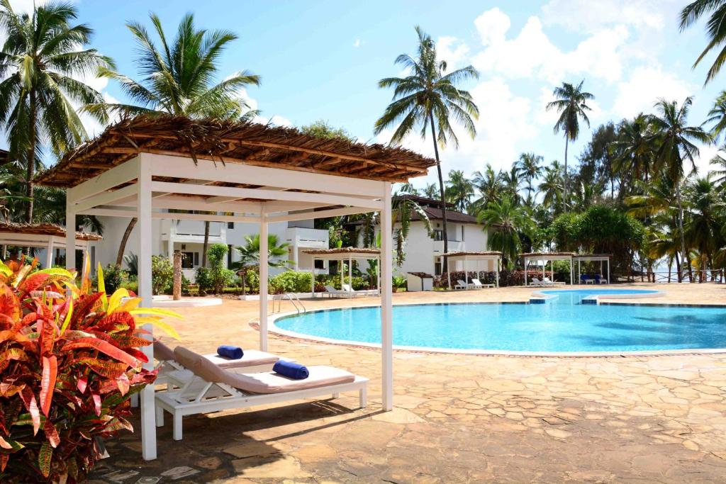 VOI Kiwengwa Beach baseins ar palmām