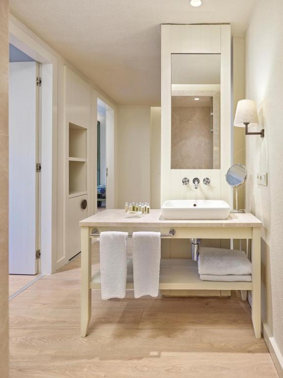 Eleganta vannas istaba ar modernu izskatu viesnīcā Voyage Sorgun.