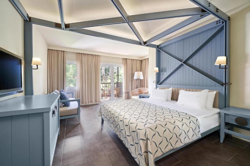 Mūsdienīgs numurs ar divguļamo gultu viesnīcā Voyage Sorgun.