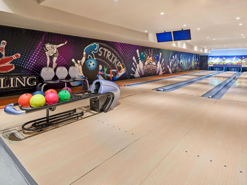 Boulings pie Voyage Sorgun ar krāsainām bumbām un stilīgu interjeru.