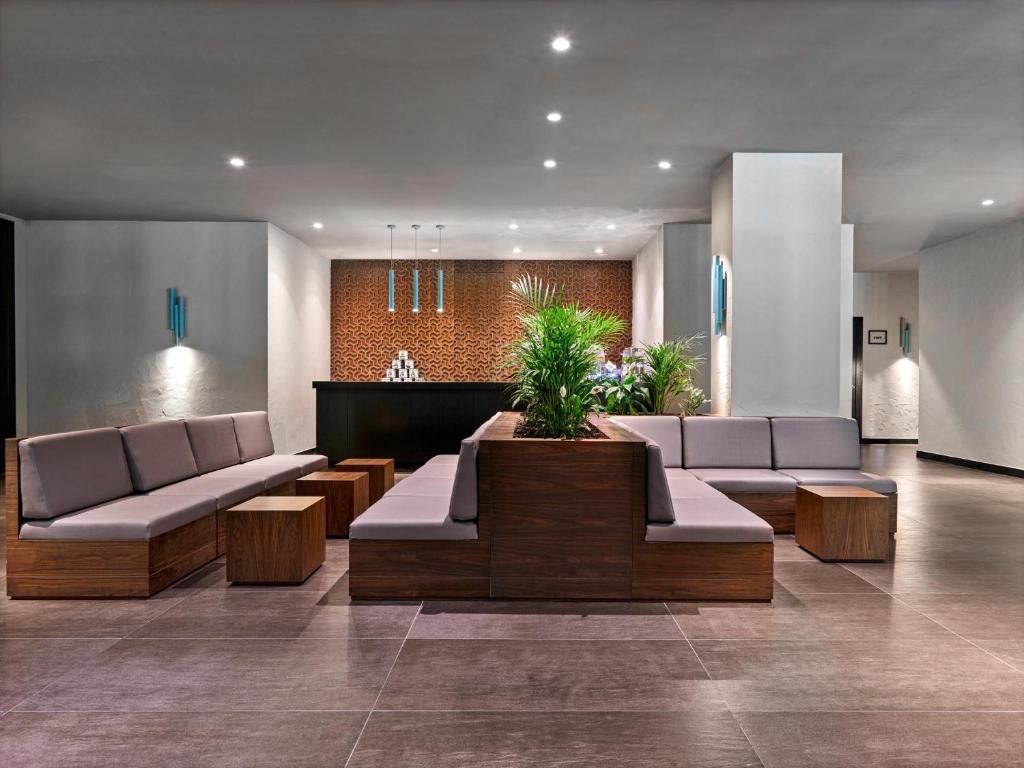 Viesnīcas Voyage Sorgun moderna uzgaidāmā zona ar stilīgām mēbelēm.