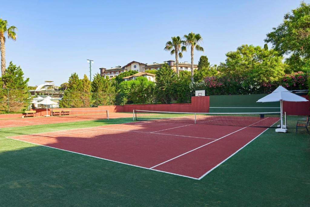 Tennisa laukums pie viesnīcas Voyage Sorgun ar zaļo apkārtni