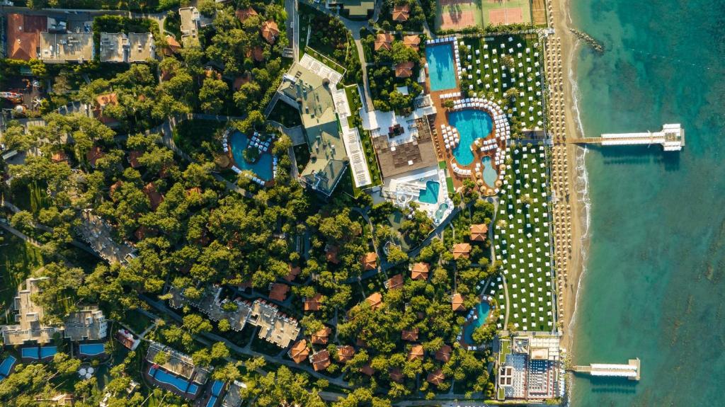 Vistas no no augšas uz Voyage Sorgun piekrastes viesnīcu un tās apkārtni.