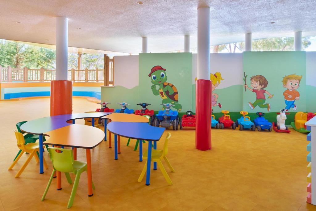 Bērnu rotaļu istaba Voyage Sorgun ar krāsainām mēbelēm un spēļu ratiņiem.