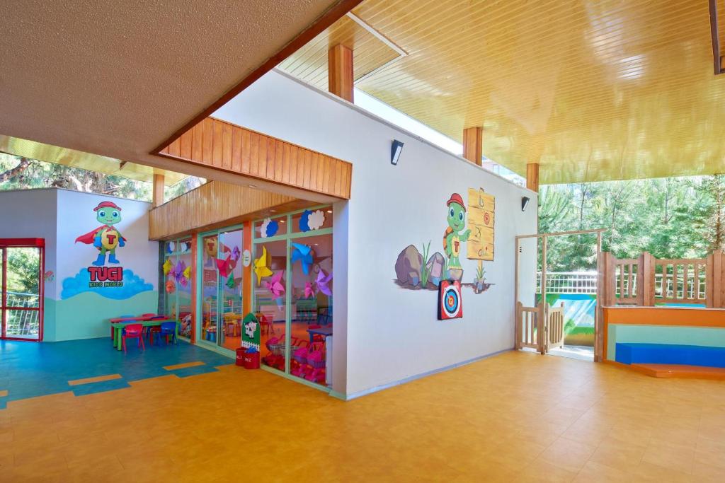 Bērnu spēļu telpa viesnīcā Voyage Sorgun ar krāsainām rotaļlietām.