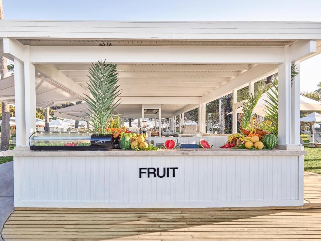 Veselīgu augļu stends pie viesnīcas Voyage Sorgun