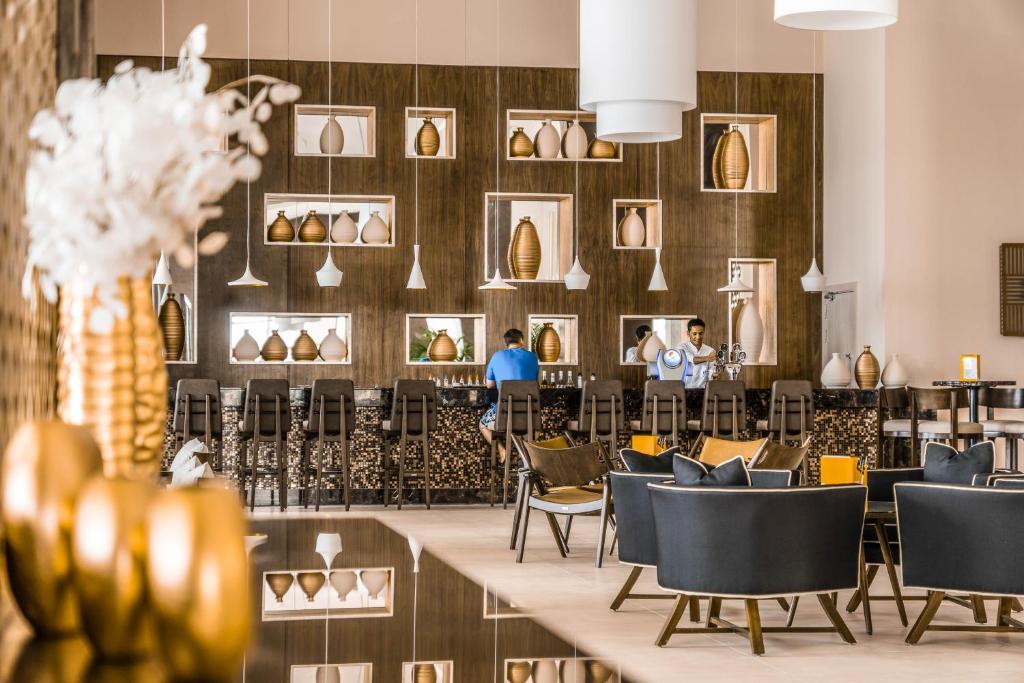 Jaz Aquaviva viesnīcas stilīgā atpūtas zona ar bāru.